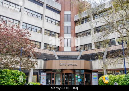 Uffici civici del Consiglio di Woking Borough, Gloucester Square, Woking. Una comunicazione di cui alla sezione 114 è stata pubblicata con il Consiglio che non è in grado di finanziare il suo bilancio Foto Stock
