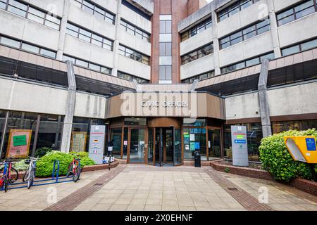 Uffici civici del Consiglio di Woking Borough, Gloucester Square, Woking. Una comunicazione di cui alla sezione 114 è stata pubblicata con il Consiglio che non è in grado di finanziare il suo bilancio Foto Stock