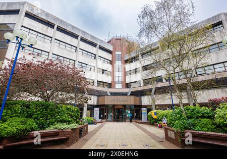 Uffici civici del Consiglio di Woking Borough, Gloucester Square, Woking. Una comunicazione di cui alla sezione 114 è stata pubblicata con il Consiglio che non è in grado di finanziare il suo bilancio Foto Stock