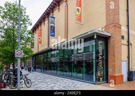 La moderna biblioteca pubblica con facciata in vetro nel centro della città di Woking, una città nel Surrey, in Inghilterra Foto Stock