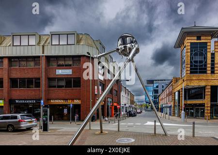 La statua marziana nel centro della città di Woking, una città nel Surrey, Inghilterra, dal romanzo di H G Wells "Guerra dei mondi" ambientato nella vicina Horsell Common Foto Stock