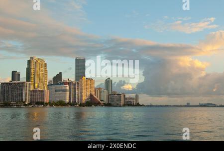 Torri di uffici e condomini del distretto finanziario di Brickell Avenue sulla Biscayne Bay a Miami, Florida - USA Foto Stock