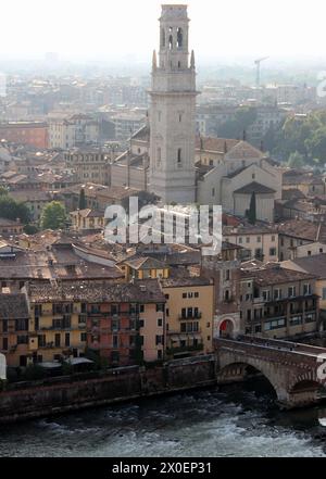 Vista della città da Castel San Pietro, torre della Cattedrale di Santa Maria Matricolare nel centro, Verona, VR, Italia Foto Stock