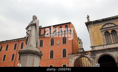 Monumento Dante, installato nel 1865, e altre sculture che decorano le facciate intorno a Piazza dei signori, Verona, VR, Italia Foto Stock