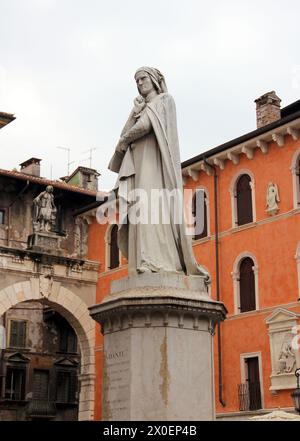 Statua di Dante Alighieri, installata nel 1865, in Piazza dei signori, Verona, Italia Foto Stock