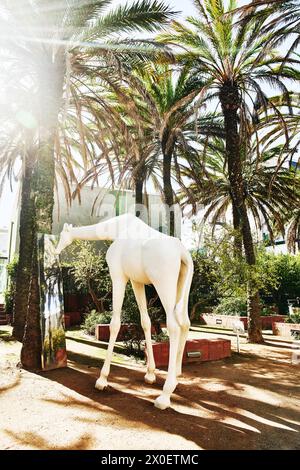 Scultura di giraffa bianca dell'artista portoghese Fernanda Fragateiro per EXPO 98, Water Park, parque das nacoes, Lisbona, Portogallo Foto Stock