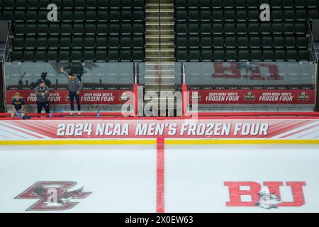 Minneapolis, Minnesota, Stati Uniti. 11 aprile 2024. Una vista dell'area della panchina del team prima della semifinale del Campionato NCAA D1 Men's Frozen Four Hockey 2024 all'Xcel Energy Center di St. Paul, Minnesota l'11 aprile 2024. (Immagine di credito: © Steven Garcia/ZUMA Press Wire) SOLO PER USO EDITORIALE! Non per USO commerciale! Foto Stock