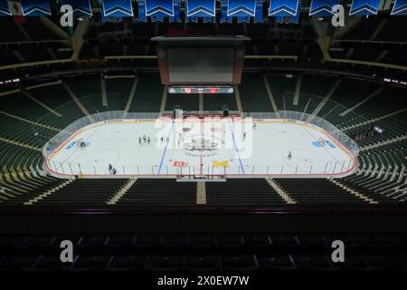 Minneapolis, Minnesota, Stati Uniti. 11 aprile 2024. Una vista generale della pista di pattinaggio prima della semifinale del Campionato NCAA D1 Men's Frozen Four Hockey 2024 all'Xcel Energy Center di St. Paul, Minnesota l'11 aprile 2024. (Immagine di credito: © Steven Garcia/ZUMA Press Wire) SOLO PER USO EDITORIALE! Non per USO commerciale! Foto Stock