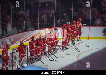 Minneapolis, Minnesota, Stati Uniti. 11 aprile 2024. Denver prima di una semifinale tra la Boston University e Denver durante il campionato NCAA D1 Men's Frozen Four Hockey Championship 2024 all'Xcel Energy Center di St. Paul, Minnesota l'11 aprile 2024. (Immagine di credito: © Steven Garcia/ZUMA Press Wire) SOLO PER USO EDITORIALE! Non per USO commerciale! Foto Stock