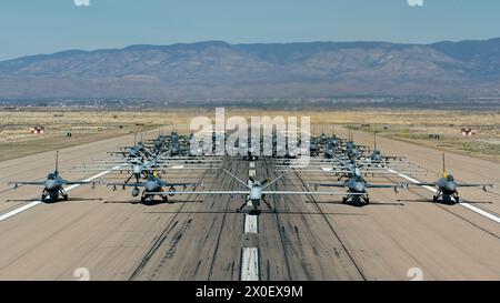 Quarantanove F-16 Vipers e mq-9 Reapers assegnati alla linea 49th Wing sulla pista durante una passeggiata a dorso di elefante alla base dell'aeronautica di Holloman, New Mexico, 21 aprile 2023. L'uso del Reaper da parte di Hollomans segna la prima volta che un mq-9 partecipò ad una mostra di airpower. (STATI UNITI Air Force Photo Senior Airman Antonio Salfran) Foto Stock