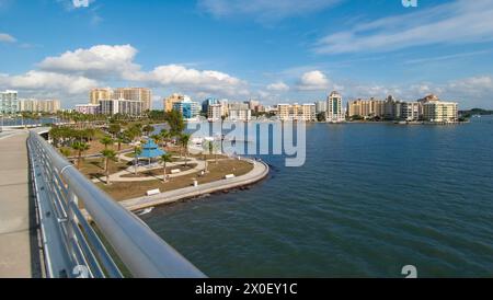 Il ponte John Ringling Causeway si affaccia sul Causeway Park sulla Sarasota Bay con lo skyline della città e il Golden Gate Point a Sarasota, Florida - USA Foto Stock