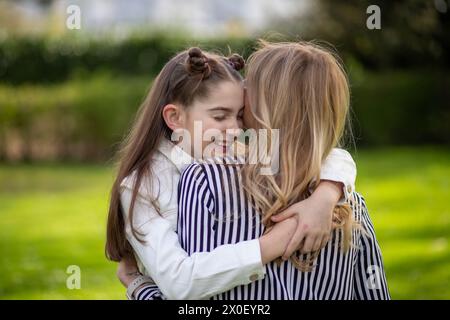 Madre e figlia abbracciano, figlia felice. Foto Stock