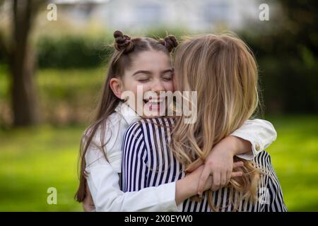 Madre e figlia abbracciano, figlia felice. Foto Stock