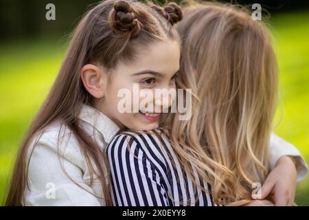 Madre e figlia abbracciano, figlia felice. Foto Stock