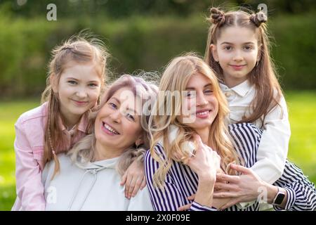Famiglia felice all'aperto: Madre, nonna e figlia Foto Stock