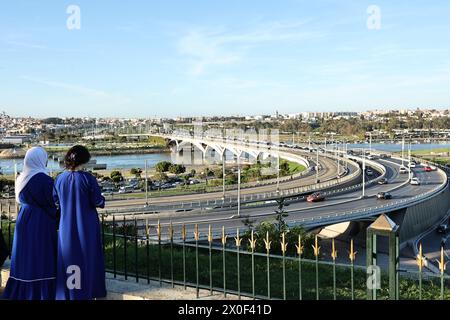 Rabat. 10 aprile 2024. La gente guarda la vista della città a Rabat, Marocco, il 10 aprile 2024. Crediti: Huo Jing/Xinhua/Alamy Live News Foto Stock