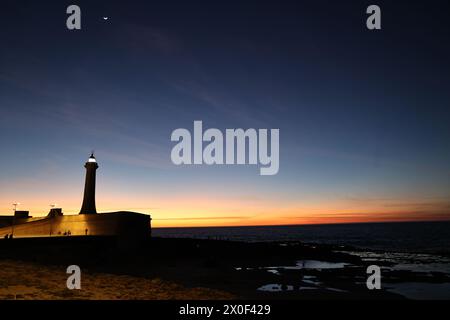 Rabat. 11 aprile 2024. Questa foto scattata l'11 aprile 2024 mostra la vista notturna di un faro a Rabat, in Marocco. Crediti: Huo Jing/Xinhua/Alamy Live News Foto Stock