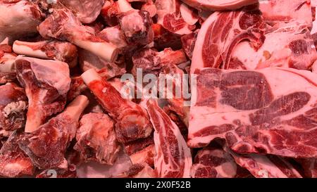 Esposizione di carni per la vendita sul mercato. Concetto alimentare. Foto Stock