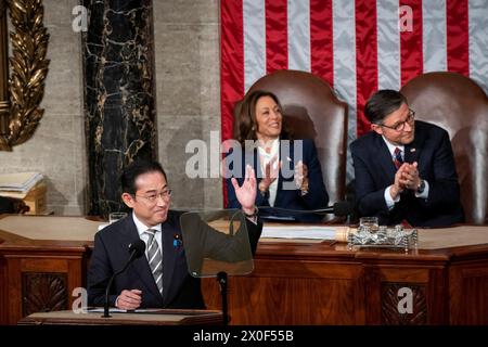 Washington, Stati Uniti. 11 aprile 2024. Il primo ministro giapponese Kishida Fumio si rivolge a una sessione congiunta del Congresso degli Stati Uniti nella camera della camera degli Stati Uniti nel Campidoglio degli Stati Uniti a Washington, DC, USA giovedì 11 aprile 2024. Foto di Rod Lamkey/CNP/ABACAPRESS.COM credito: Abaca Press/Alamy Live News Foto Stock