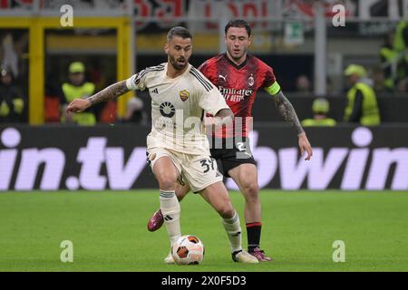 Milano, Italia. 11 aprile 2024. Stadio San Siro, Milano, Italia - Leonardo Spinazzola di AS Roma, Davide Calabria di AC Milan durante la partita di calcio UEFA Europa League, Milano vs Roma, 11 apr 2024 (foto di Roberto Ramaccia/Sipa USA) crediti: SIPA USA/Alamy Live News Foto Stock