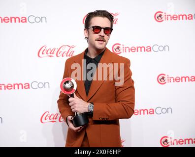 Las Vegas, Nevada, Stati Uniti. 11 aprile 2024. DAN STEVENS arriva sul tappeto rosso ai Big Screen Achievement Awards al CinemaCon 2024 al Colosseum Theater al Caesar's Palace di Las Vegas, Nevada. (Credit Image: © Gage Skidmore/ZUMA Press Wire) SOLO PER USO EDITORIALE! Non per USO commerciale! Foto Stock