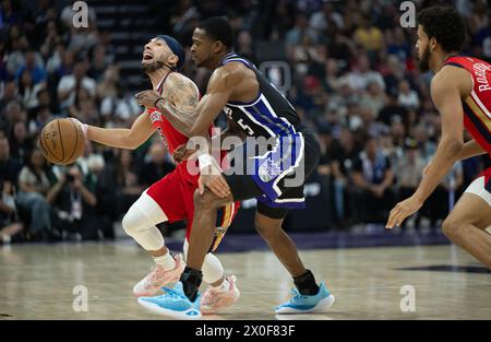 Sacramento, California, Stati Uniti. 11 aprile 2024. L'attaccante dei New Orleans Pelicans Herbert Jones (5) guida intorno alla guardia dei Sacramento Kings De'Aaron Fox (5) durante una partita al Golden 1 Center giovedì 11 aprile 2024 a Sacramento. (Credit Image: © Paul Kitagaki Jr./ZUMA Press Wire) SOLO PER USO EDITORIALE! Non per USO commerciale! Foto Stock