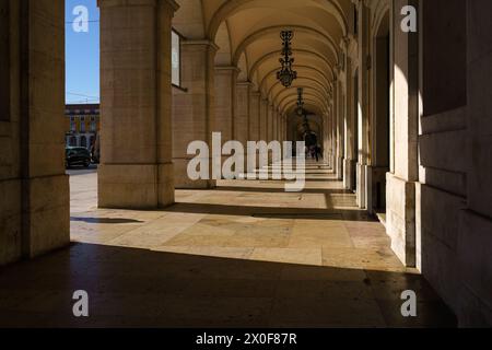 Lisbona, Portogallo. 1° febbraio 2024 - corridoio ad arco che circonda la Praca do Comercio Foto Stock