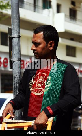 Un uomo afghano orgoglioso che indossa la maglietta della bandiera afghana. Dubai, Emirati Arabi Uniti. Foto Stock