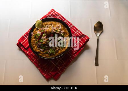 Vista dall'alto del tradizionale alimento Ramadan servito in una ciotola. Foto Stock
