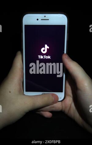 Foto del file del 12/11/19 di una giovane ragazza che usa l'app TikTok su uno smartphone. TikTok ha lanciato una pagina speciale in-app che ospita contenuti autorevoli sul vaccino MMR e incoraggia gli utenti a farsi vaccinare in mezzo all'attuale aumento dei casi di morbillo in Inghilterra. Data di pubblicazione: Venerdì 12 aprile 2024. Foto Stock