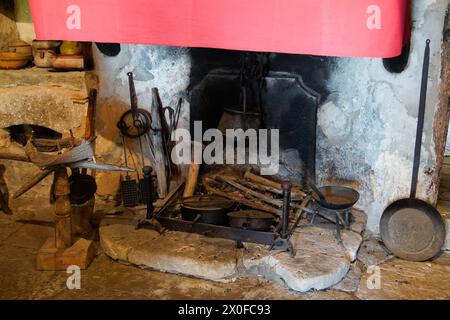 Caminetto per cucinare nella vecchia fattoria della storica fattoria museo Hures la Parade Foto Stock