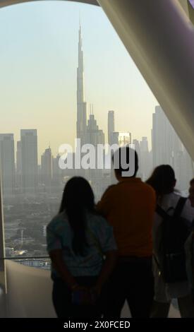 Turisti che si godono le vedute della città dal ponte dell'Osservatorio in cima alla cornice di Dubai a Dubai, Emirati Arabi Uniti. Foto Stock