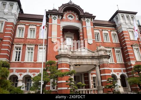 Tokyo, Giappone. 12 aprile 2024. Il classico lato Marunouchi della stazione di Tokyo, la stazione ferroviaria principale nella capitale per la rete ferroviaria ad alta velocità JR East e JR Central Shinkansen. (Credit Image: © Taidgh Barron/ZUMA Press Wire) SOLO PER USO EDITORIALE! Non per USO commerciale! Foto Stock