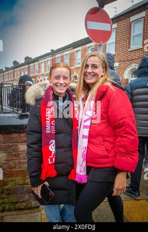 Tifosi femminili del Liverpool FC che indossano le sciarpe prima del calcio di Anfield Foto Stock