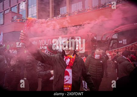 Un tifoso della LFC che tiene una granata fumosa prima della partita di Premier League tra Liverpool FC e Manchester City ad Anfield . Foto Stock