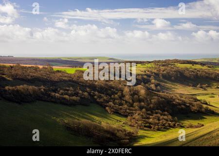 Vista del sud giù verso est della costa del Sussex dalla cima di Wilmington Hill, Inghilterra sud-orientale, Regno Unito Foto Stock