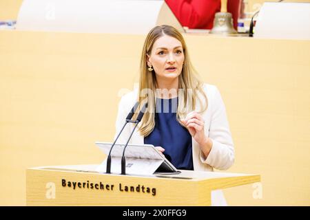 Monaco, Germania. 12 dicembre 2023. Judith Gerlach (CSU), ministro della salute della Baviera, interviene durante una sessione plenaria nel parlamento statale bavarese (Maximilianeum) a Monaco (Baviera) il 12 dicembre 2023. Crediti: Matthias Balk/dpa/Alamy Live News Foto Stock