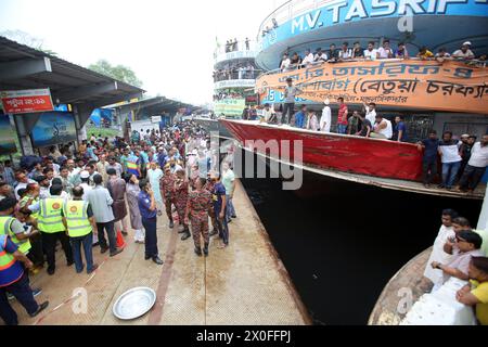 Dacca, Bangladesh. 11 aprile 2024. Vigili del fuoco, funzionari di sicurezza e gente del posto si riuniscono in seguito a un incidente navale al terminal navale di Sadarghat a Dacca, Bangladesh, 11 aprile 2024. Secondo la polizia fluviale, almeno cinque persone sono state uccise dopo che la corda di una nave è stata strappata durante un tentativo di parcheggio da parte di un'altra nave al terminal delle navi Sadarghat a Dacca. Foto di Habibur Rahman/ABACAPRESS.COM credito: Abaca Press/Alamy Live News Foto Stock