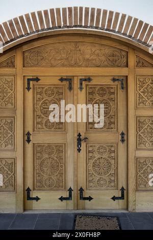 Porta di legno intagliata in vecchio stile nel Monastero di Celije, Valjevo, Serbia Foto Stock