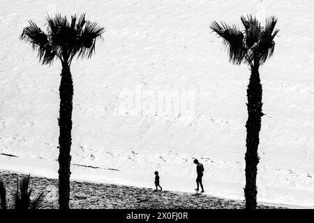 Padre e figlio che giocano sulla spiaggia di Villajoyosa Foto Stock