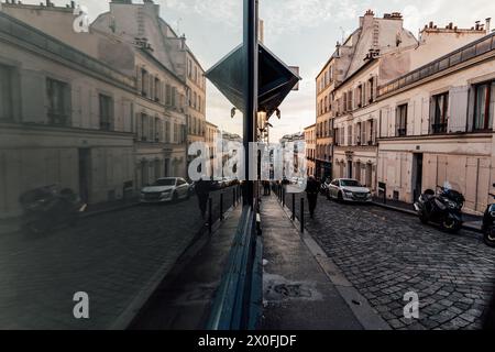 Il tramonto di via Monmartre si riflette in una finestra Foto Stock