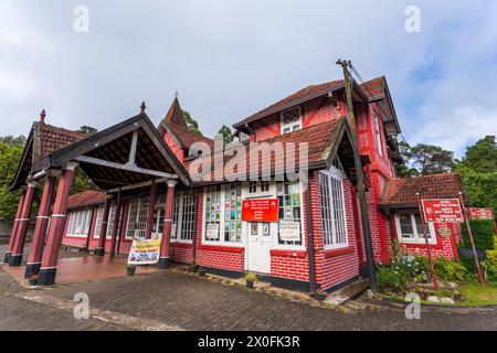 Ufficio postale Nuwara Eliya, Sri Lanka - 28 gennaio 2024: Un edificio coloniale ben conservato con esterni rossi e bianchi sotto un cielo azzurro. Gli iconi Foto Stock