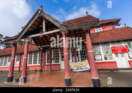 Ufficio postale Nuwara Eliya, Sri Lanka - 28 gennaio 2024: Un edificio coloniale ben conservato con esterni rossi e bianchi sotto un cielo azzurro. Gli iconi Foto Stock