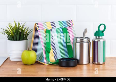 Flacone sport thermos, bottiglia da mensa e cestino da pranzo, oggetto isolato su sfondo bianco Foto Stock