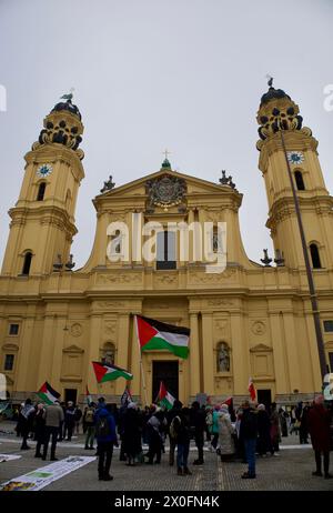 Monaco di Baviera, 13 gennaio 2024. Demo pro-Palestina dove centinaia di persone hanno partecipato con lo slogan di "cessare il fuoco ora" a Gaza Stripe. Foto Stock