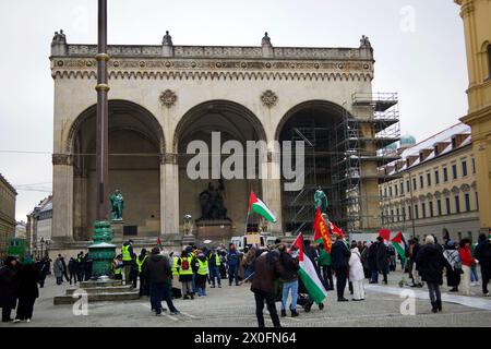 Monaco di Baviera, 13 gennaio 2024. Demo pro-Palestina dove centinaia di persone hanno partecipato con lo slogan di "cessare il fuoco ora" a Gaza Stripe. Foto Stock