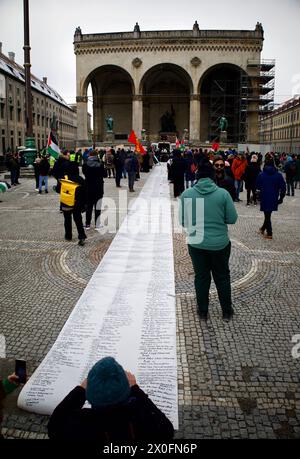 Monaco di Baviera, 13 gennaio 2024. Demo pro-Palestina dove centinaia di persone hanno partecipato con lo slogan di "cessare il fuoco ora" a Gaza Stripe. Foto Stock