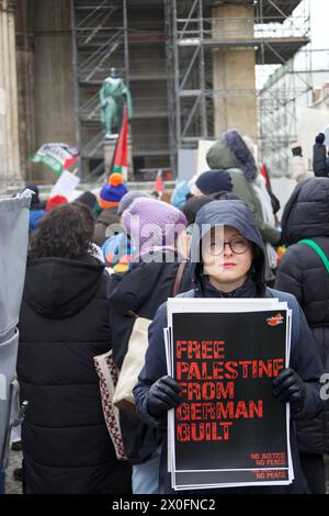 Monaco di Baviera, 13 gennaio 2024. Demo pro-Palestina dove centinaia di persone hanno partecipato con lo slogan di "cessare il fuoco ora" a Gaza Stripe. Foto Stock