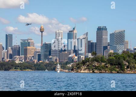 Paesaggio urbano e skyline di Sydney, grattacieli nel centro di Sydney con elicottero della polizia che vola in alto, viste del porto di Sydney, NSW, Australia Foto Stock