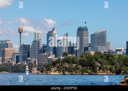 Grattacieli di Sydney, alti edifici del centro città e primo piano di Cremorne Point e del faro di Robertsons Point, Sydney, Australia Foto Stock